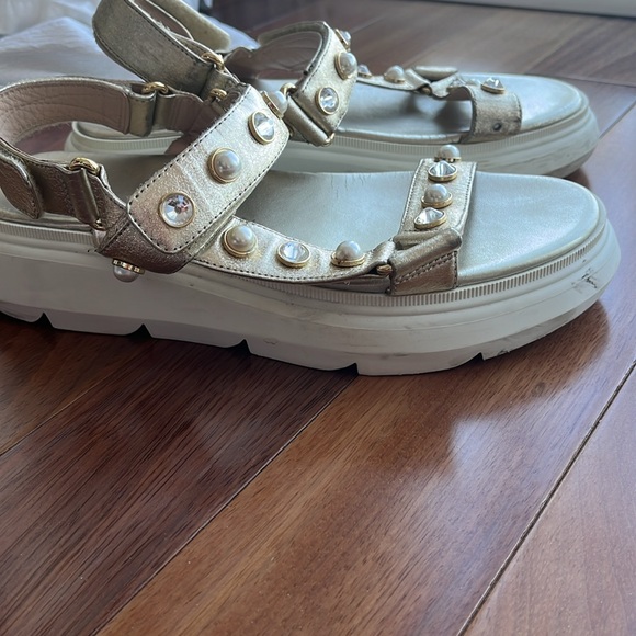 Stuart Weitzman Zoelie Beaded Metallic Gold Leather Platform Sandals - Picture 8 of 10